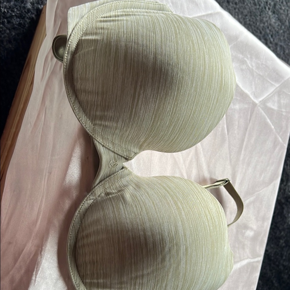 Victoria's Secret Cream Bra with Textured Ribbed Design
